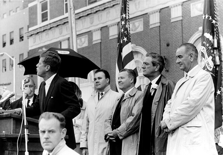 Photograph by Cecil Stoughton, White House, in the John F. Kennedy Presidential Library and Museum, Boston. 