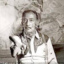 La photo de Salvador Dali prise par Marc Lacroix - 'Par l bas, Portrait de Salvador Dali vtu d'une chemise offerte par Elvis Presley