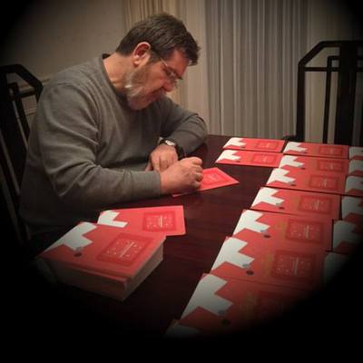 Alexey Pajitnov en train de ddicacer les cartes Tetris